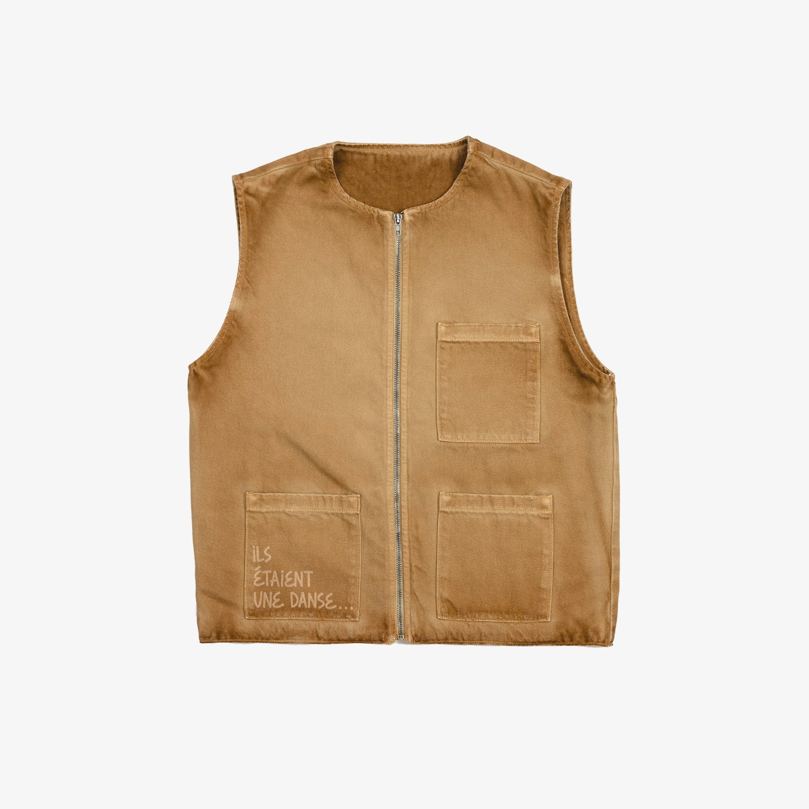 Veste carrée réversible sans manche. Face A, le dessin en plein au laser est placé sur tout le devant, le jacron, quant à lui, est posé en haut, milieu dos. La face B est habillée par le texte "ils étaient une danse" sur le dos du vêtement et sur la poche plaquée devant, côté droit au porté.
Twill 100% coton teinté (Garment dye). Surpiqûres gros fil ton sur ton. Jacron cuir embossés, personnalisés.