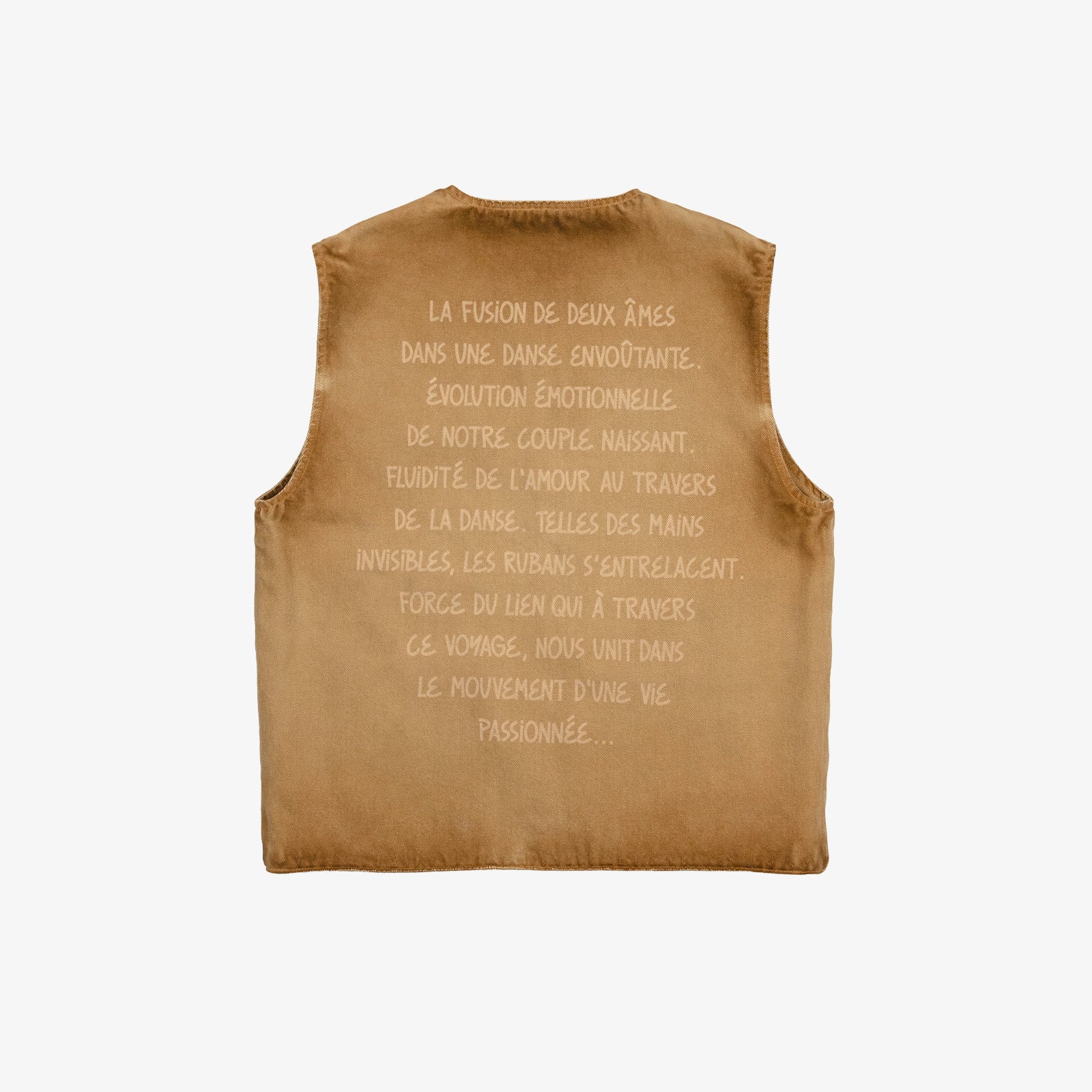 Veste carrée réversible sans manche. Face A, le dessin en plein au laser est placé sur tout le devant, le jacron, quant à lui, est posé en haut, milieu dos. La face B est habillée par le texte "ils étaient une danse" sur le dos du vêtement et sur la poche plaquée devant, côté droit au porté.
Twill 100% coton teinté (Garment dye). Surpiqûres gros fil ton sur ton. Jacron cuir embossés, personnalisés.