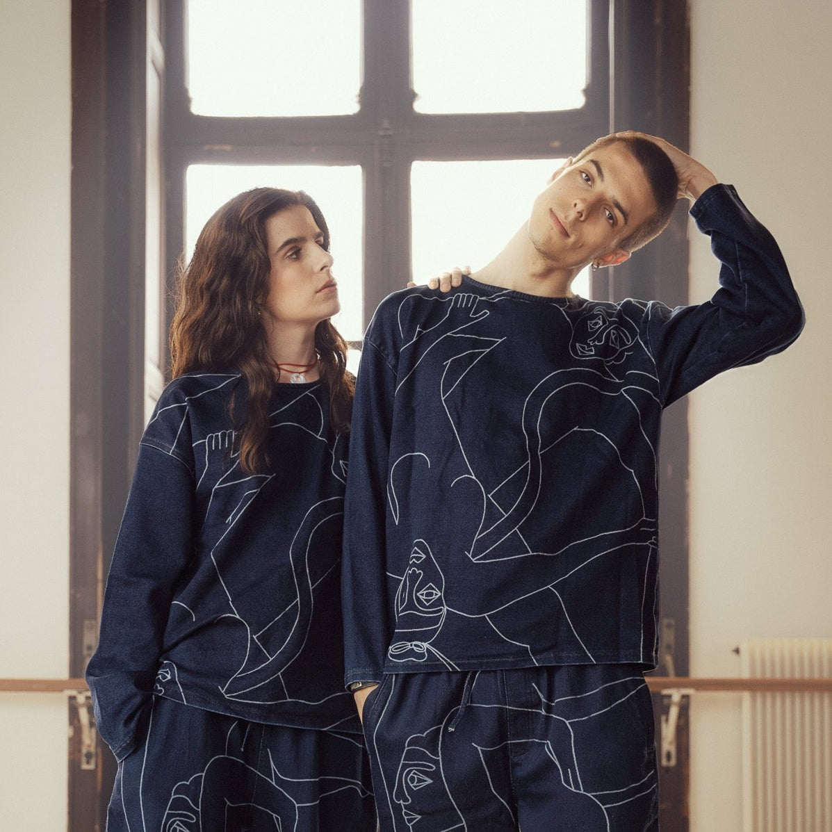 Marinière en jogg jeans avec dessin imprimé laser au trait sur le devant. Maille indigo 83%coton-15%plolyester-2%elastane. Surpiqûres gros fil ton sur ton. Jacron cuir embossés, personnalisés.
