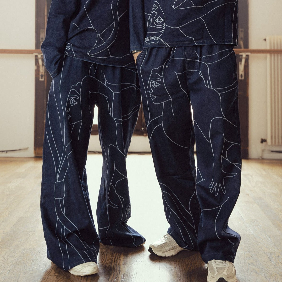 Palazzo confort (jambe large) avec dessin au laser serti sur le devant et la poche plaquée dos, droite au porté. Taille élastiquée. Maille indigo 83%coton-15%plolyester-2%elastane. Surpiqûres gros fil ton sur ton.