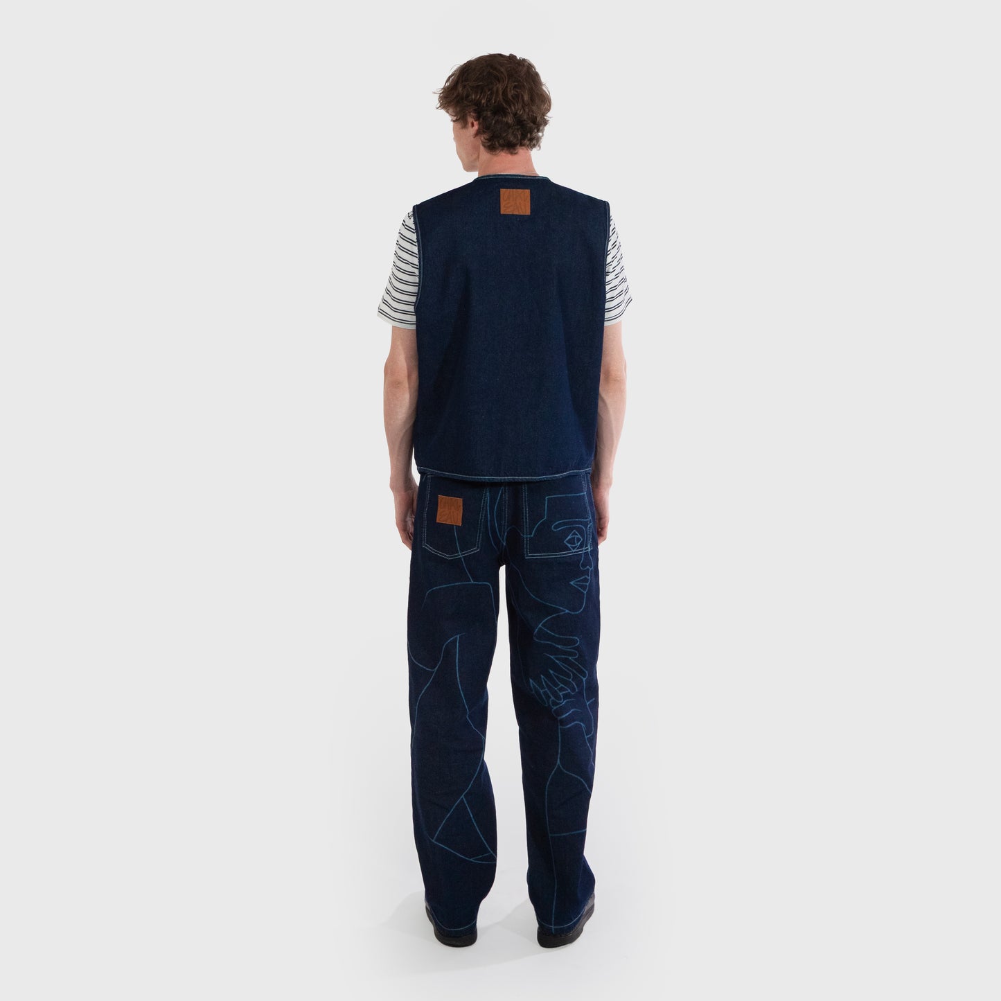 Jeans confort avec dessin au laser haute définition sur tout le dos du pantalon.
Denim brut rinse, 100% coton.
Surpiqûres gros fil contraste.