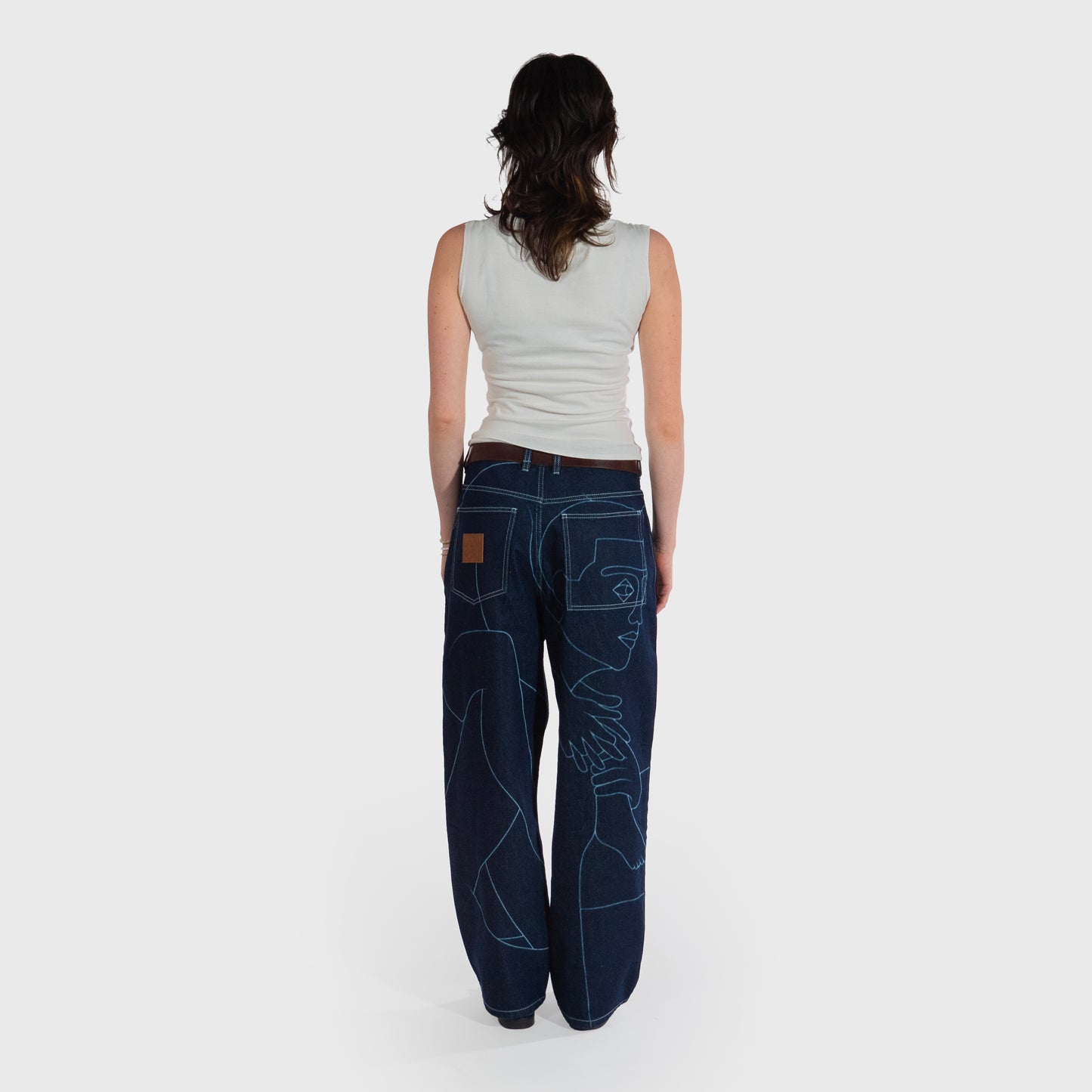 Jeans confort avec dessin au laser haute définition sur tout le dos du pantalon.
Denim brut rinse, 100% coton.
Surpiqûres gros fil contraste.