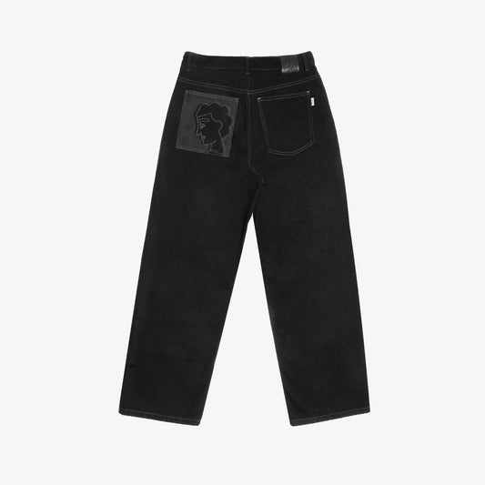Jean brut confort noir avec une touche artistique subtile. Confectionné en denim noir intense 100% coton, il présente des impressions laser placées sur trois poches carrées plaquées, inspirées de la fresque Avec Vous. Les surpiqûres contrastées grises et le jacron en cuir embossé noir renforcent son esthétique sophistiquée.