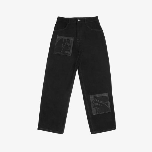 Jean brut confort noir avec une touche artistique subtile. Confectionné en denim noir intense 100% coton, il présente des impressions laser placées sur trois poches carrées plaquées, inspirées de la fresque Avec Vous. Les surpiqûres contrastées grises et le jacron en cuir embossé noir renforcent son esthétique sophistiquée.