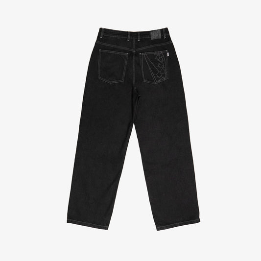 Jean brut confort en denim noir intense 100% coton. Son design minimaliste est rehaussé d’une impression au laser courant sur toute la jambe droite, inspirée de la fresque Avec Vous. Surpiqûres en contraste gris, jacron en cuir embossé noir et finitions précises en font une pièce aussi intemporelle qu’artistique.