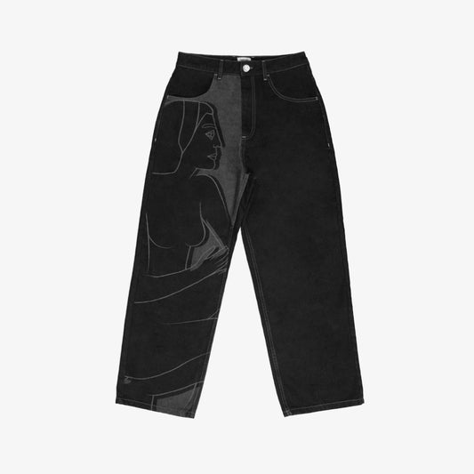 Jean brut confort en denim noir intense 100% coton. Son design minimaliste est rehaussé d’une impression au laser courant sur toute la jambe droite, inspirée de la fresque Avec Vous. Surpiqûres en contraste gris, jacron en cuir embossé noir et finitions précises en font une pièce aussi intemporelle qu’artistique.