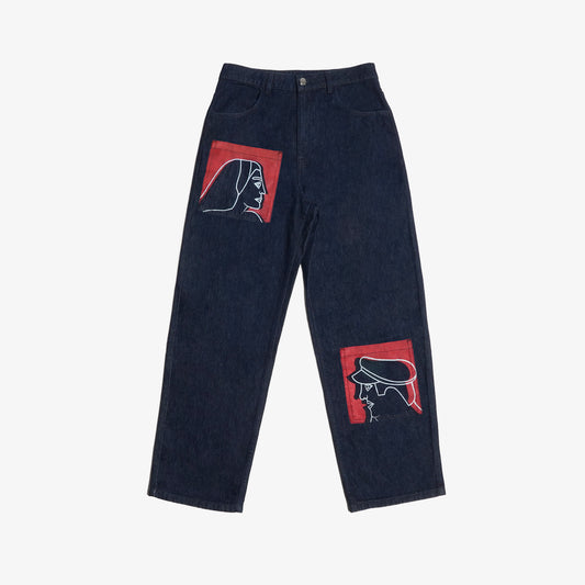Jean brut confort en denim 100% coton, orné de sérigraphies placées sur trois poches carrées plaquées. Les aplats rouges et lignes blanches reprennent les codes graphiques de la fresque Avec Vous. Finitions avec surpiqûres ton sur ton, bouton embossé et gomme personnalisée.