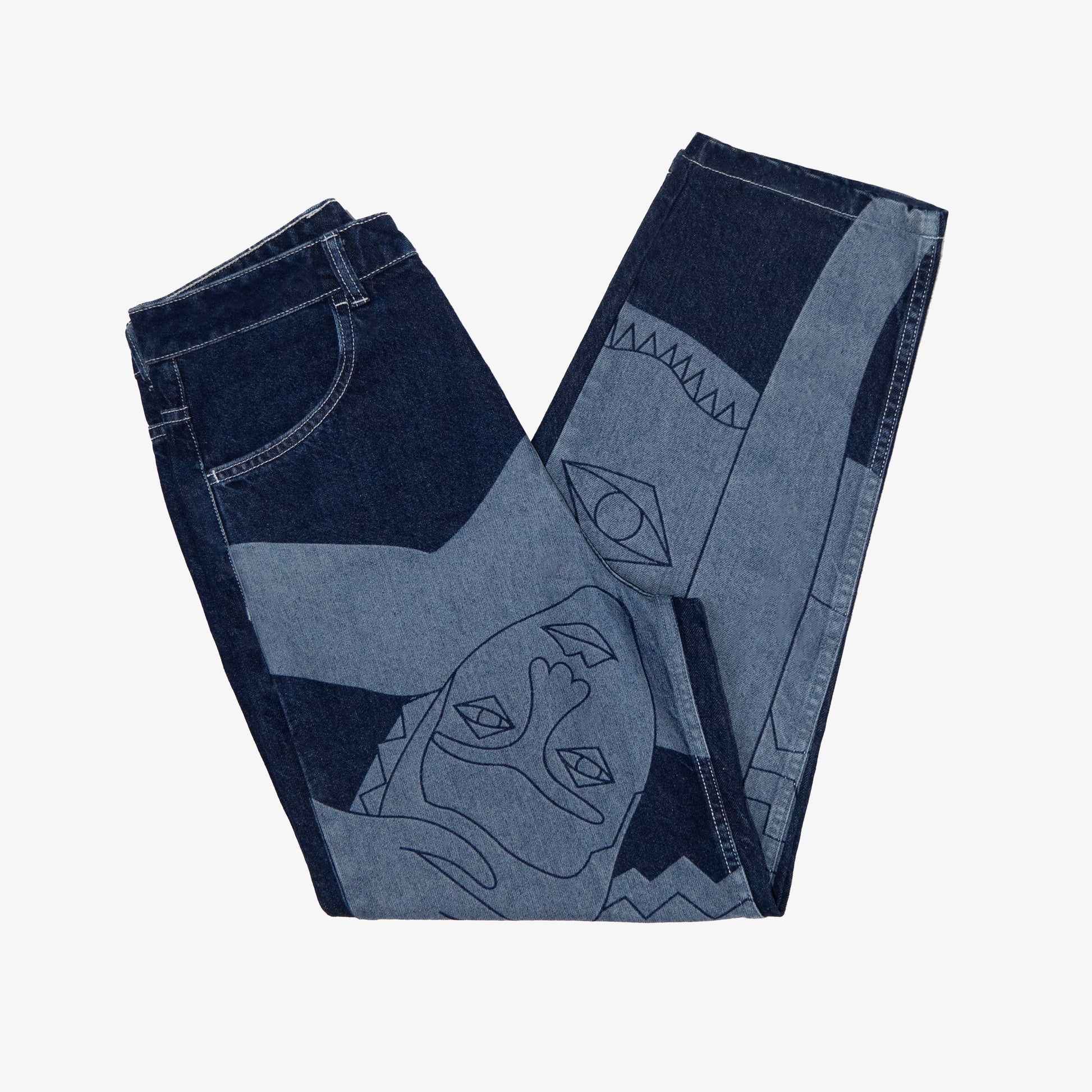 Dessin aplat imprimé au laser placé sur le devant du pantalon.
À poser sur la taille ou descendu sur les hanches pour accentuer le style loose du modèle.
Base tissu : denim deep indigo rinse 100% coton. Surpiqûres contrastées blanc optique. Bouton et Jacron cuir embossé personnalisés Chazeau.