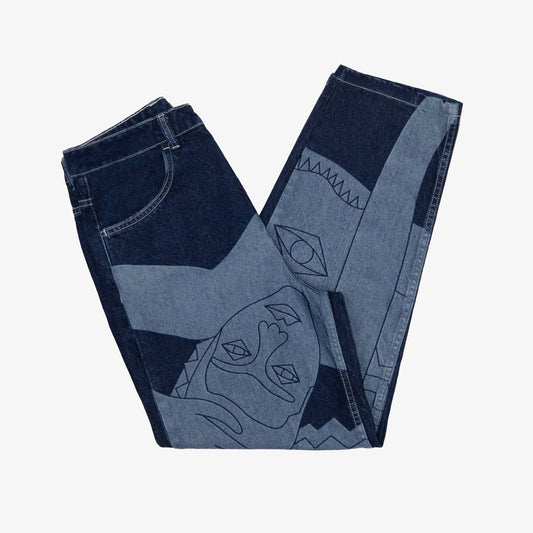 Dessin aplat imprimé au laser placé sur le devant du pantalon.
À poser sur la taille ou descendu sur les hanches pour accentuer le style loose du modèle.
Base tissu : denim deep indigo rinse 100% coton. Surpiqûres contrastées blanc optique. Bouton et Jacron cuir embossé personnalisés Chazeau.