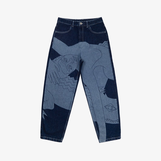 Dessin aplat imprimé au laser placé sur le devant du pantalon.
À poser sur la taille ou descendu sur les hanches pour accentuer le style loose du modèle.
Base tissu : denim deep indigo rinse 100% coton. Surpiqûres contrastées blanc optique. Bouton et Jacron cuir embossé personnalisés Chazeau.