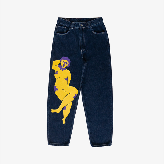 Motif d’une femme en jaune et violet imprimé en transfert au flex digital. Conçu à partir d’une toile denim 100% coton de 14 oz, la coupe de ce jeans apporte souplesse et confort. Sublimé par un jacron en cuir vegan et un bouton signé CHAZEAU®, une fermeture YKK autobloquante vient sécuriser la tenue du jeans sur le long therme.