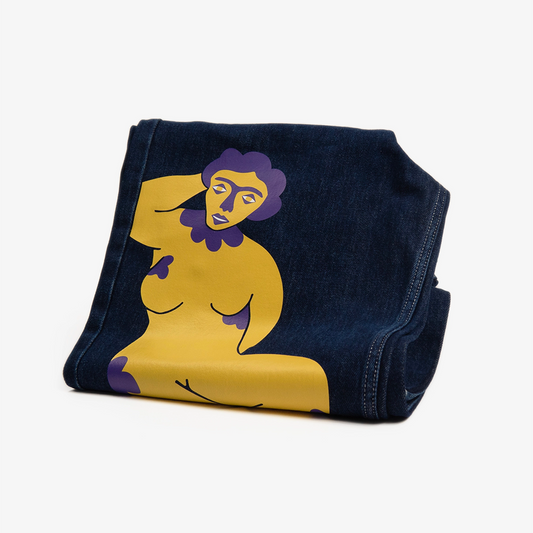 Motif d’une femme en jaune et violet imprimé en transfert au flex digital. Conçu à partir d’une toile denim 100% coton de 14 oz, la coupe de ce jeans apporte souplesse et confort. Sublimé par un jacron en cuir vegan et un bouton signé CHAZEAU®, une fermeture YKK autobloquante vient sécuriser la tenue du jeans sur le long therme.