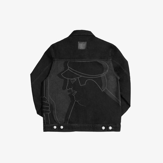 Veste en denim noir à l’inspiration workwear, revisitée avec une approche contemporaine. Son design structuré se distingue par trois poches carrées sur l’avant et des impressions au laser évoquant la fresque Avec Vous. Confectionnée en denim deep black rinse 100% coton, elle présente des surpiqûres en contraste gris, tandis qu’un jacron en cuir embossé noir apposé au dos signe son caractère unique.