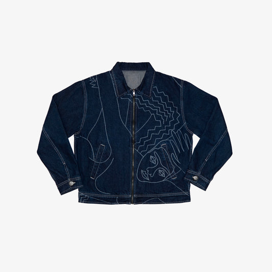 Dessin aplat imprimé au laser placé sur le devant.
Base tissu : denim deep indigo rinse 100% coton. Surpiqûres contrastées blanc optique. Bouton et Jacron cuir embossé personnalisés Chazeau.
Poches cousus pour éviter la déformation, à ouvrir par vos soins.