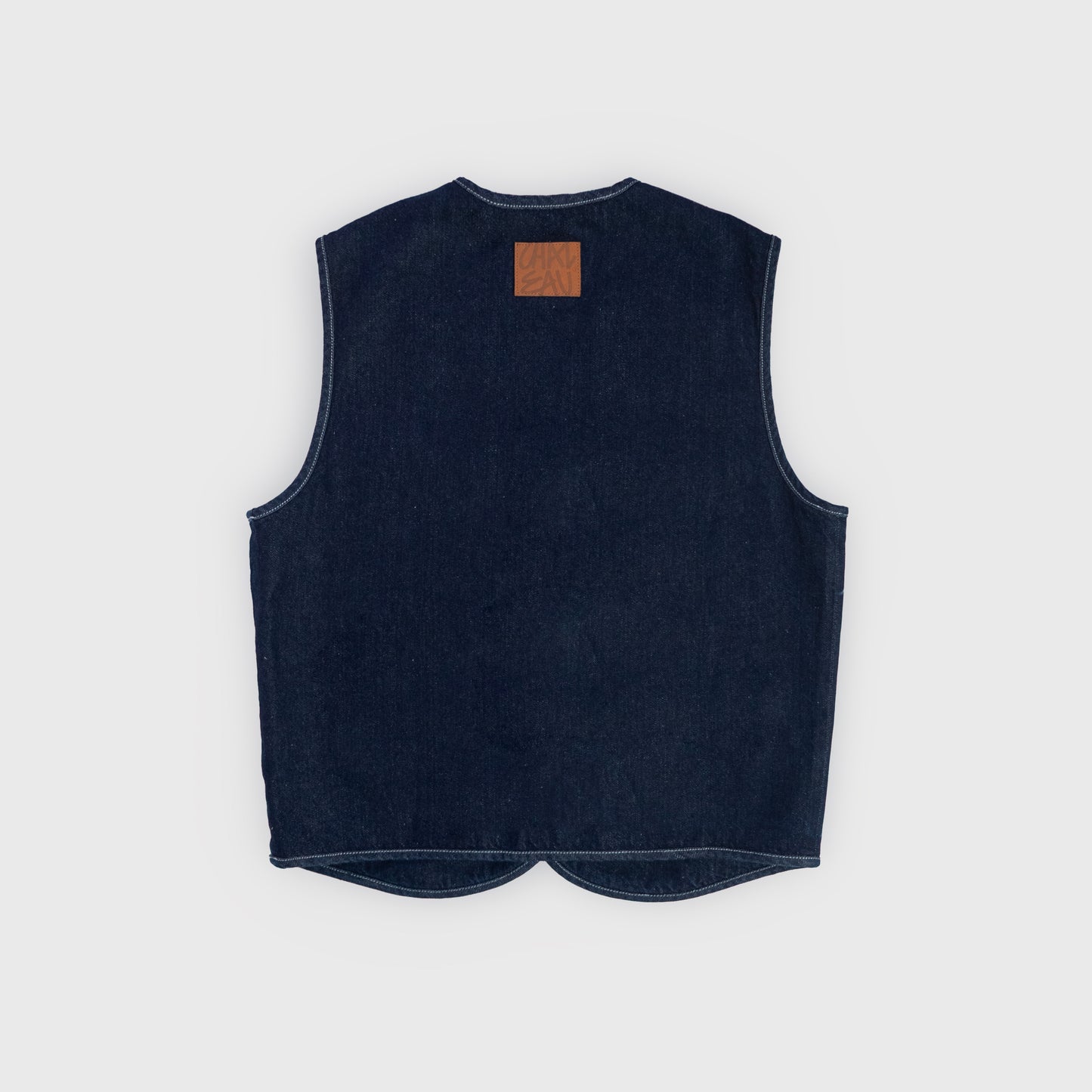 Gilet a boutons sans manche en denim brut rinse 100% coton.
Impression laser haute définition sur le devant issue de la fresque "Le Roc".
Boutons et Jacron en cuir personnalisés et signés Atelier Chazeau.