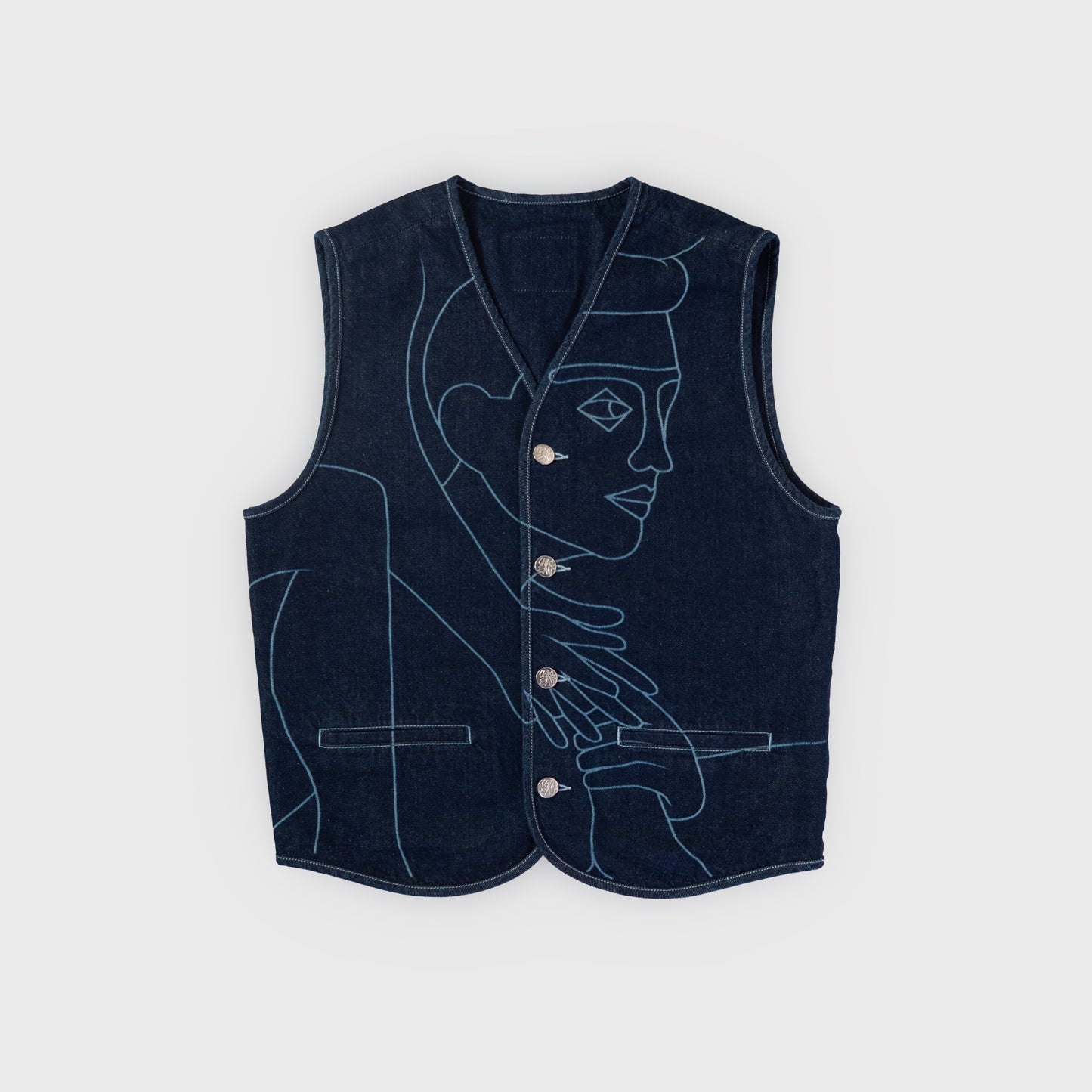 Gilet a boutons sans manche en denim brut rinse 100% coton.
Impression laser haute définition sur le devant issue de la fresque "Le Roc".
Boutons et Jacron en cuir personnalisés et signés Atelier Chazeau.