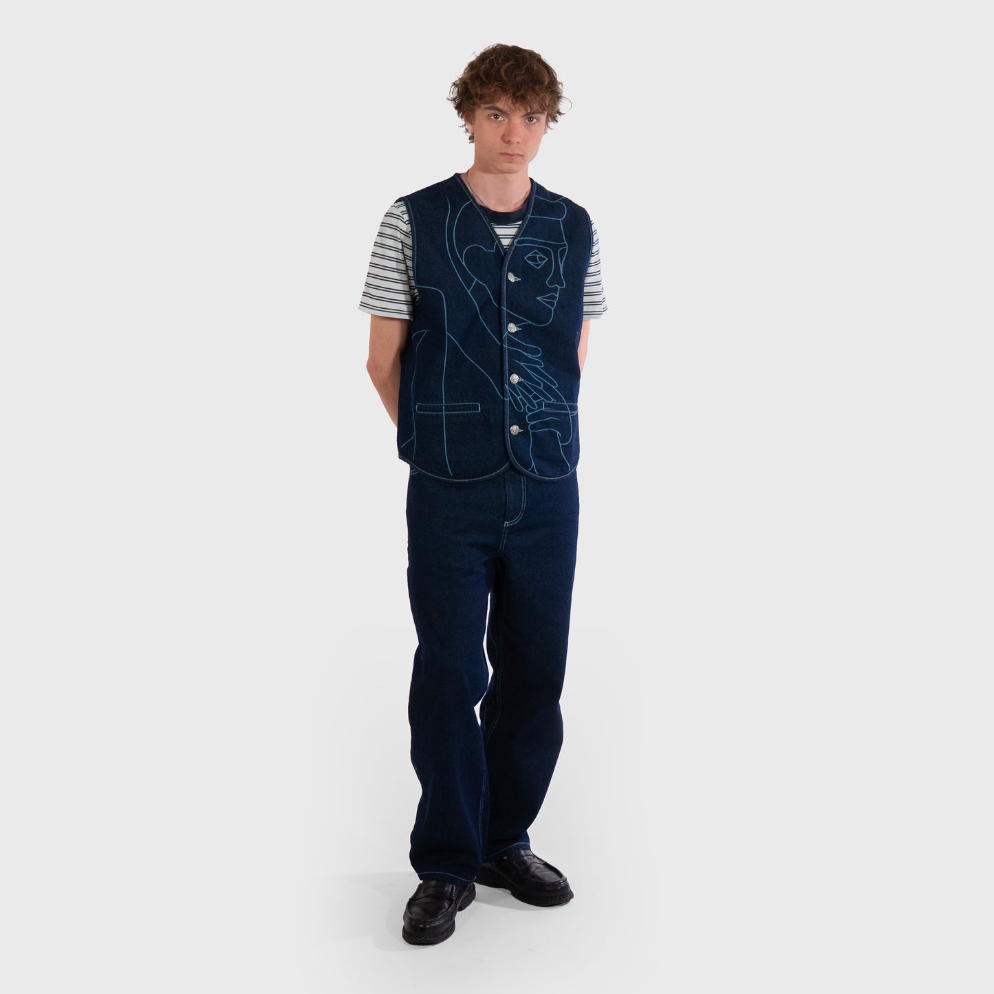 Gilet a boutons sans manche en denim brut rinse 100% coton.
Impression laser haute définition sur le devant issue de la fresque "Le Roc".
Boutons et Jacron en cuir personnalisés et signés Atelier Chazeau.