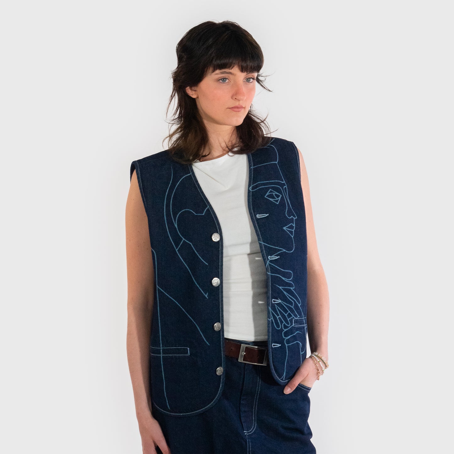 Gilet a boutons sans manche en denim brut rinse 100% coton.
Impression laser haute définition sur le devant issue de la fresque "Le Roc".
Boutons et Jacron en cuir personnalisés et signés Atelier Chazeau.
