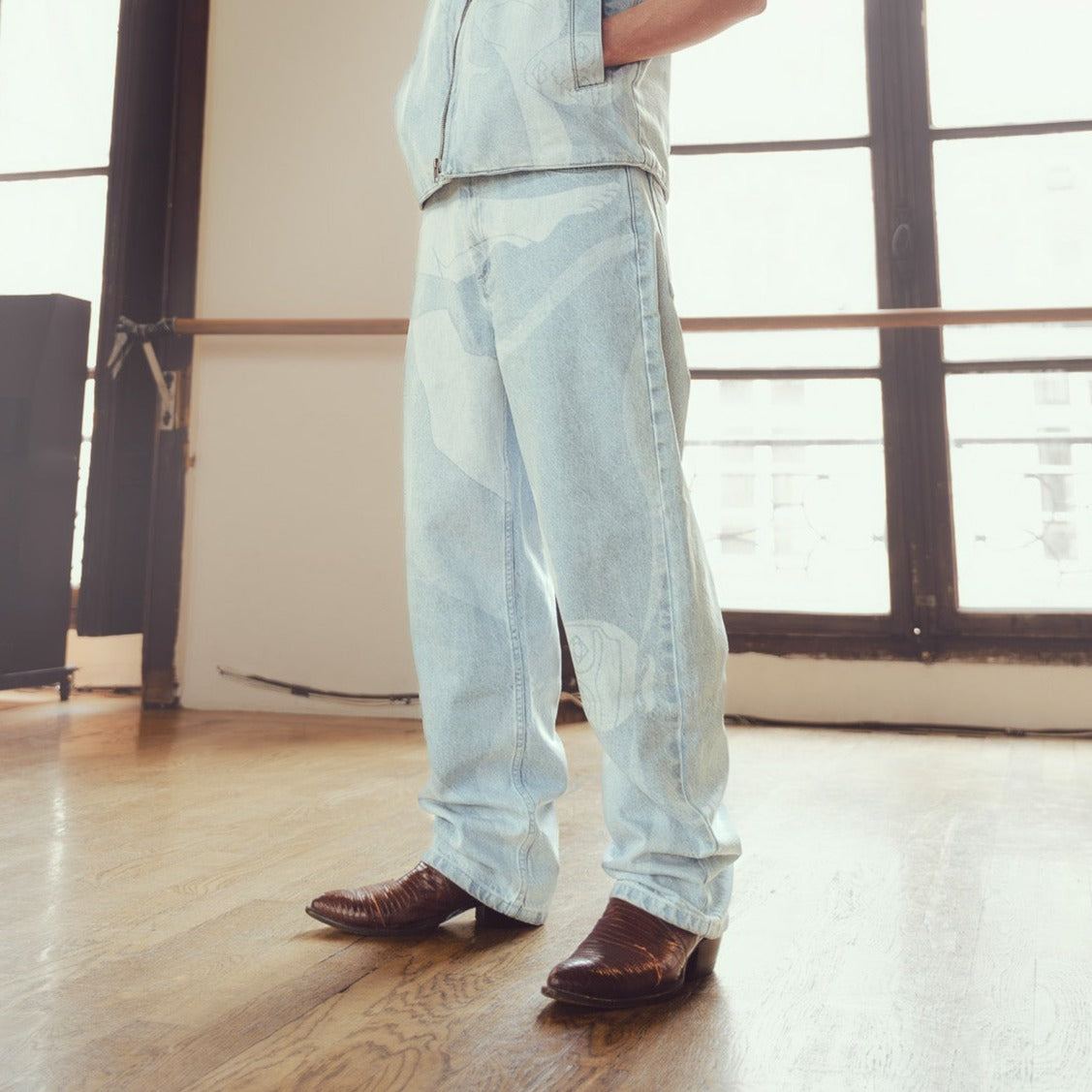 Jeans confort avec dessin au laser en plein sur le devant et la poche plaquée dos, droite au porté. Denim bleached, 100% coton. Surpiqûres gros fil ton sur ton. Bouton et jacron cuir embossés, personnalisés.