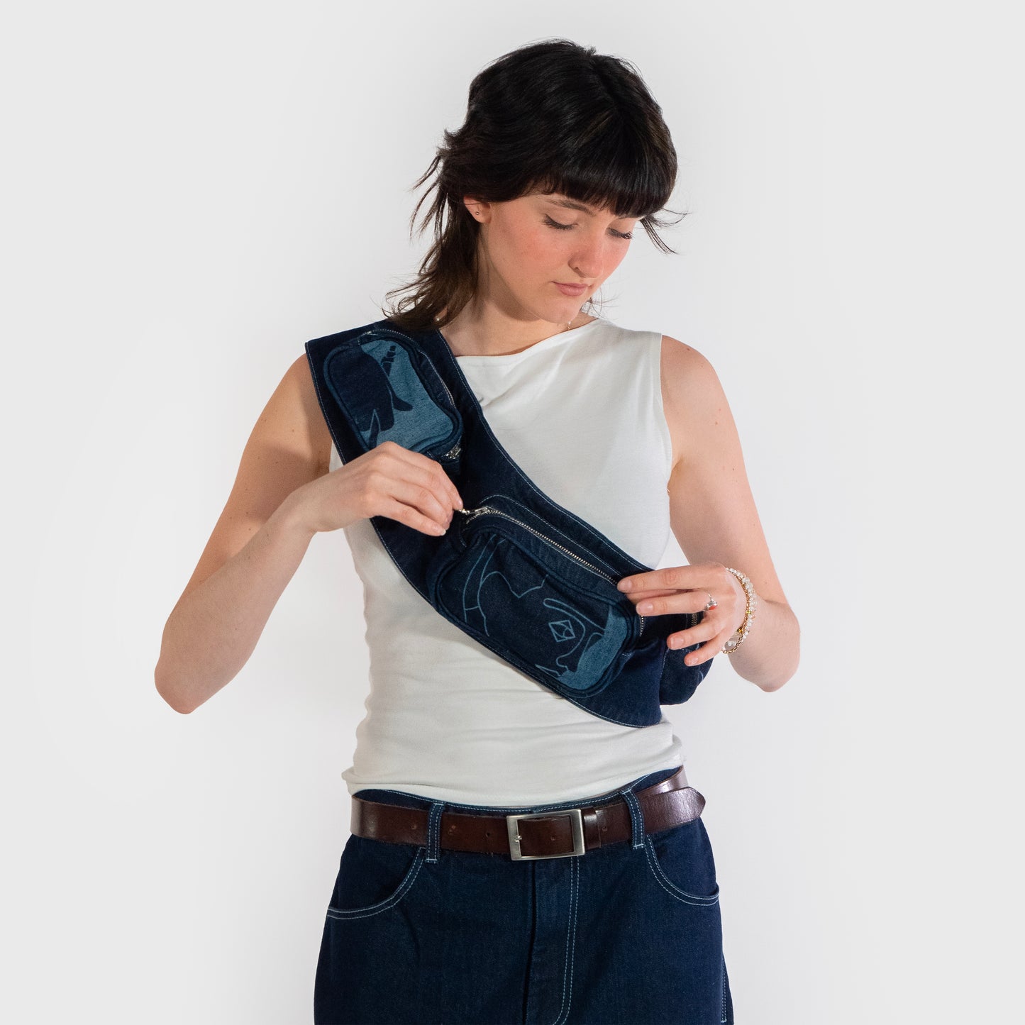Sac crossbody multipoches fonctionnel. Imprimé au laser sur chaque poche ce sac inspiration "banane" retrace l'histoire de la fresque "Le Roc".