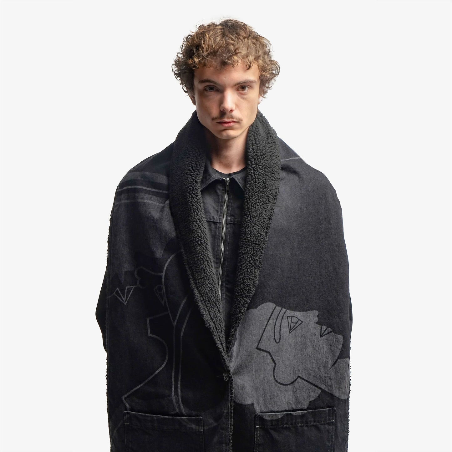 Grande écharpe noire en denim 100% coton, dotée d’un bouton permettant un porté poncho. Son volume généreux offre chaleur et confort, tandis que son design versatile permet de multiples styles de portés. Une impression laser couvre toute la surface, en hommage à la fresque Avec Vous. Surpiqûres contrastées grises, bouton et jacron en cuir teinté noir viennent parfaire son allure sophistiquée.