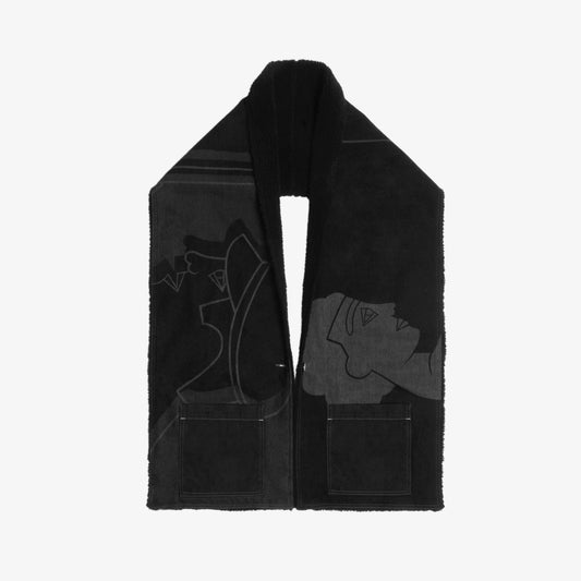Grande écharpe noire en denim 100% coton, dotée d’un bouton permettant un porté poncho. Son volume généreux offre chaleur et confort, tandis que son design versatile permet de multiples styles de portés. Une impression laser couvre toute la surface, en hommage à la fresque Avec Vous. Surpiqûres contrastées grises, bouton et jacron en cuir teinté noir viennent parfaire son allure sophistiquée.