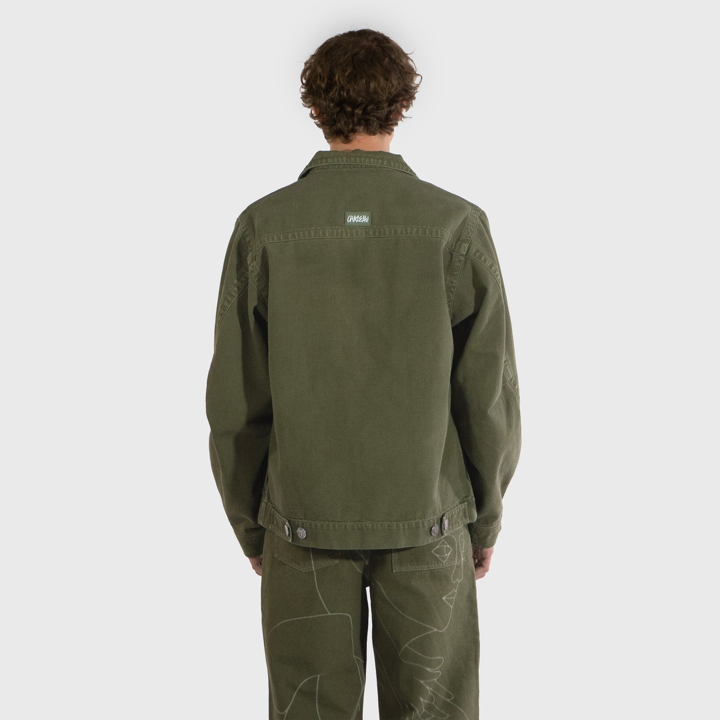 Veste en coton vert kaki, manches ballons, imprimé au laser haute définition et pantalon large.