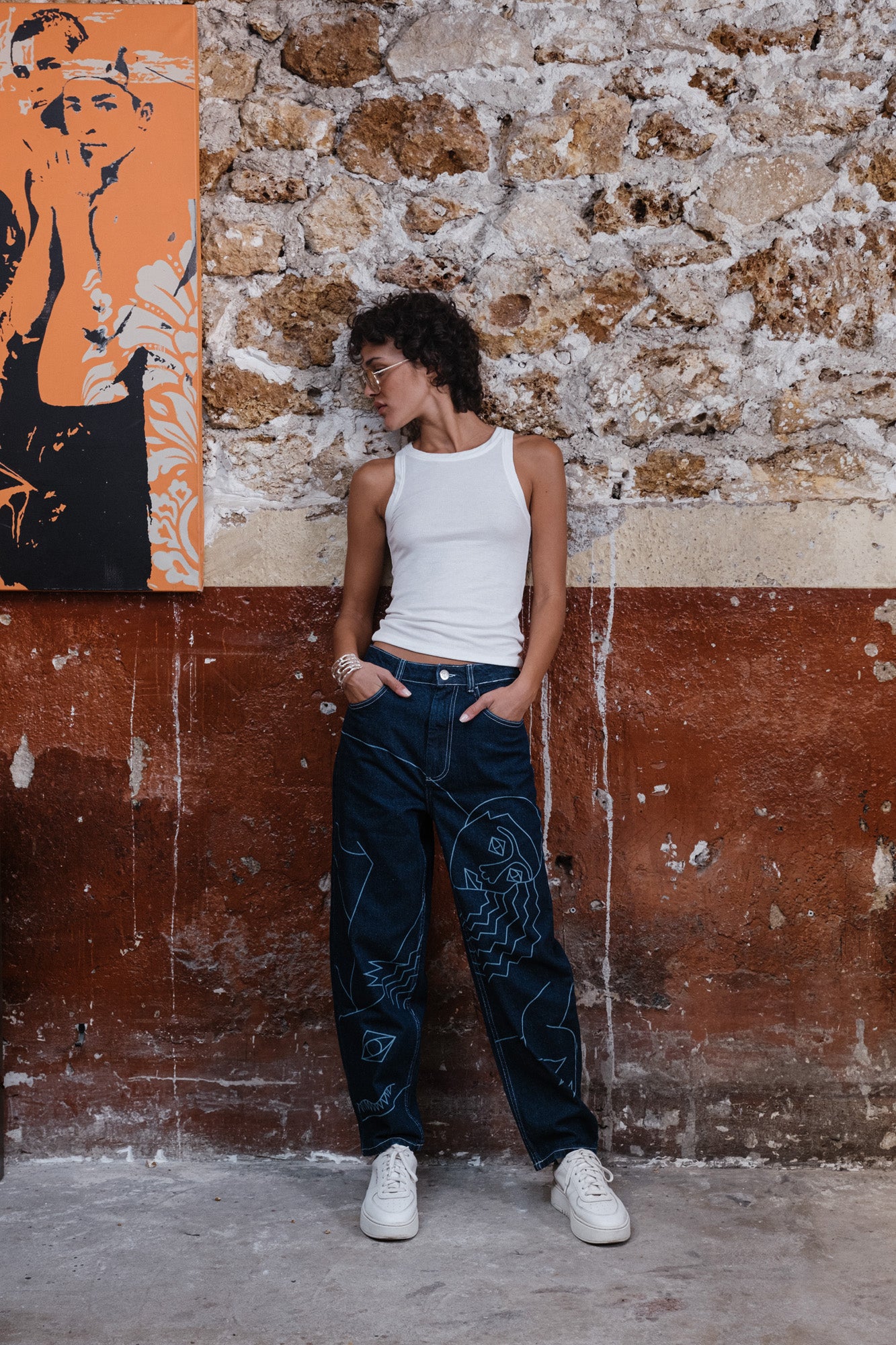 vêtements de créateurs Dessin au trait imprimé au laser placé sur le devant du pantalon.
À poser sur la taille ou descendu sur les hanches pour accentuer le style loose du modèle.
Base tissu : denim deep indigo rinse 100% coton. Surpiqûres contrastées blanc optique. Bouton et Jacron cuir embossé personnalisés Chazeau.