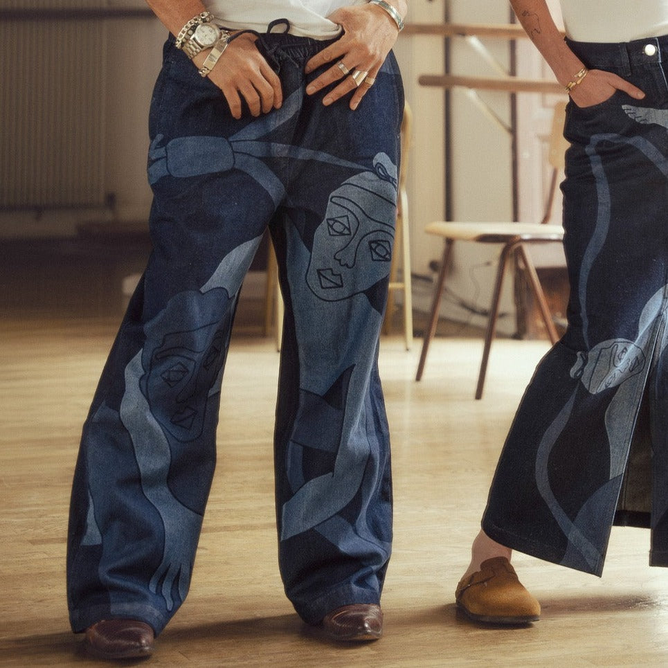 Jean palazzo en denim brut indigo 100% coton. Taille elastiquée et jambe large confort avec dessin au laser sur le devant et la poche plaquée dos. Atelier Chazeau : marque française de streetwear mixte premium.