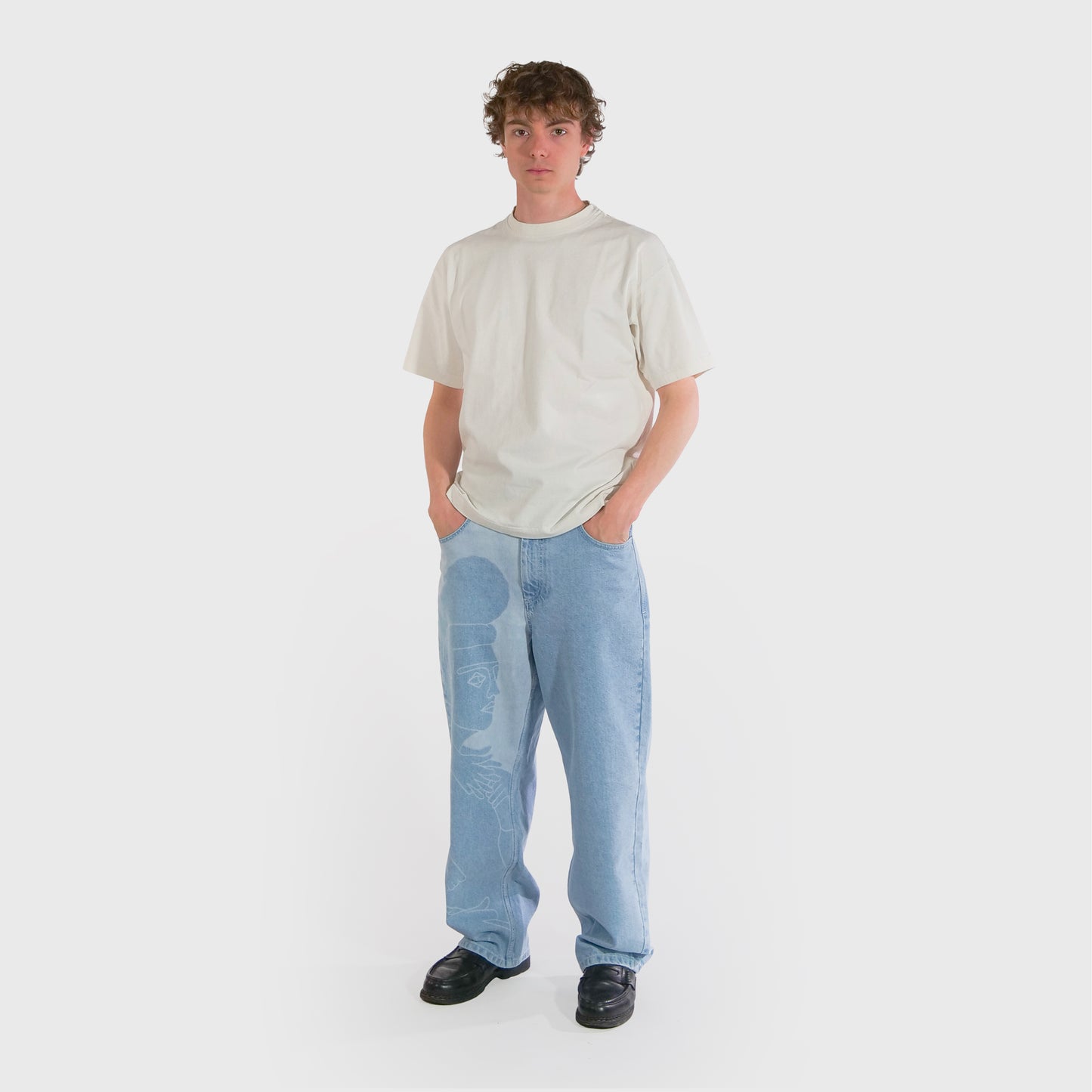 Jeans confort avec dessin au laser en plein sur le devant et la poche dos, droite au porté.
Denim Bleached, 100% coton. Surpiqûres gros fil contraste blanc.