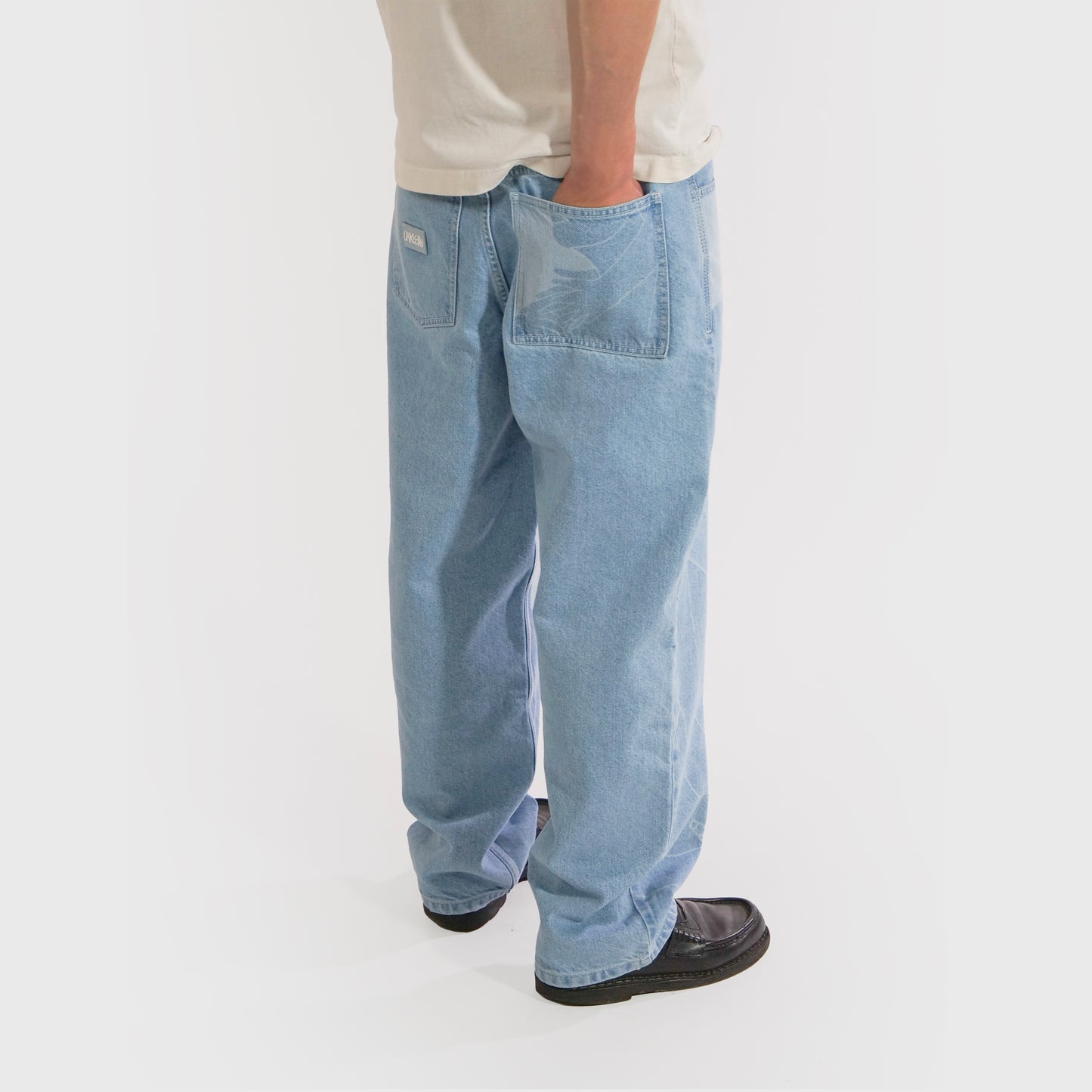 Jeans confort avec dessin au laser en plein sur le devant et la poche dos, droite au porté.
Denim Bleached, 100% coton. Surpiqûres gros fil contraste blanc.