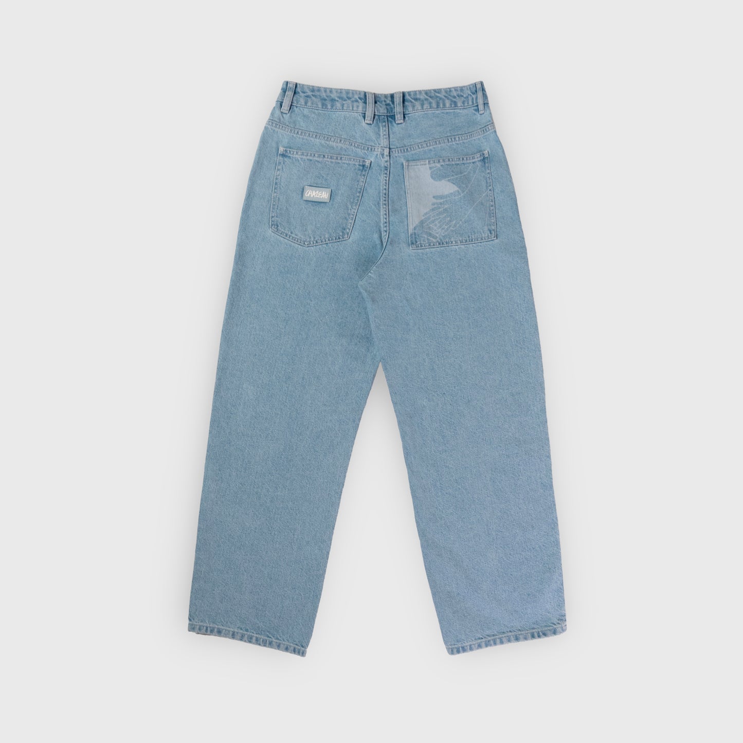 Jeans confort avec dessin au laser en plein sur le devant et la poche dos, droite au porté.
Denim Bleached, 100% coton. Surpiqûres gros fil contraste blanc.