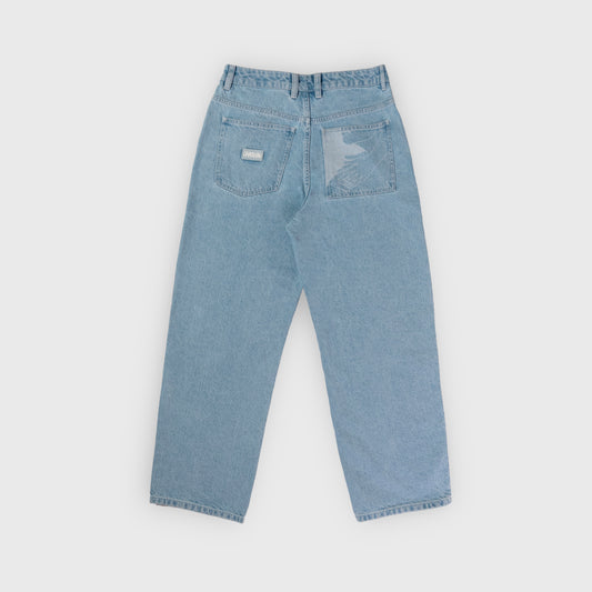 Jeans confort avec dessin au laser en plein sur le devant et la poche dos, droite au porté.
Denim Bleached, 100% coton. Surpiqûres gros fil contraste blanc.