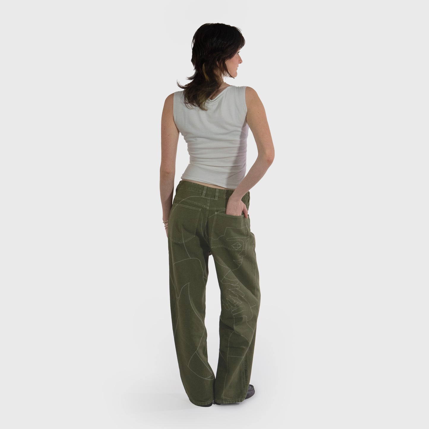 Pantalon 4P avec dessin imprimé au laser haute définition sur tout le dos du pantalon.
Toile 100% coton teint en pièce.
Surpiqûres gros fil ton sur ton.