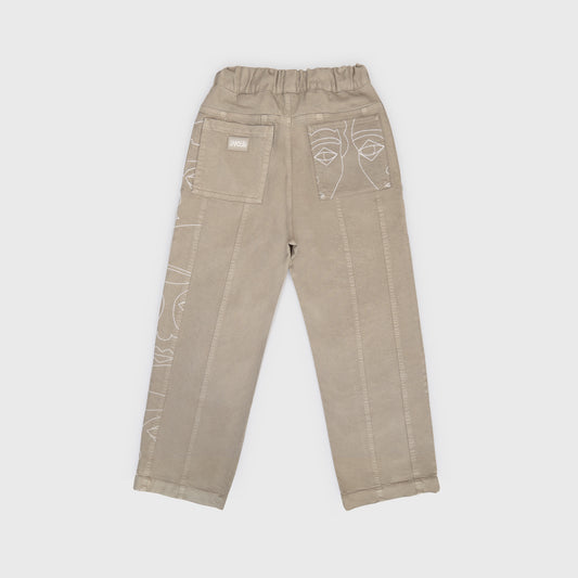 Pantalon cargo beige avec construction en panneaux et broderies blanches. Atelier Chazeau, marque française de streetwear premium mixte.