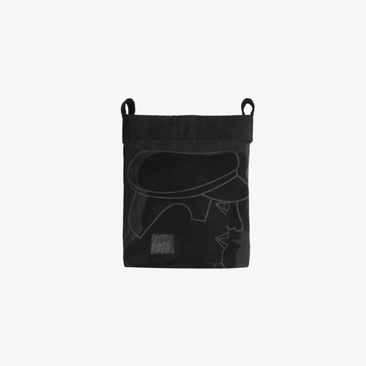 Sac bandoulière en denim noir intense 100% coton, sublimé par une impression laser couvrant l’ensemble de la surface avant, inspirée de la fresque Avec Vous. Surpiqûres en contraste gris et finitions haut de gamme avec un bouton embossé et un jacron en cuir teinté noir embossé et personnalisé.