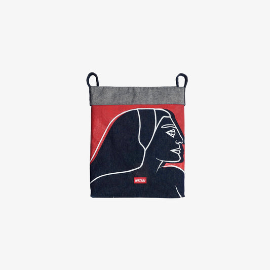 Sac bandoulière en denim bleu intense 100% coton. Une grande impression sérigraphique recouvre l’avant, mettant en avant les aplats rouges et lignes blanches issus de la fresque Avec Vous. Détails soignés avec surpiqûres ton sur ton, bouton embossé et gomme personnalisée.