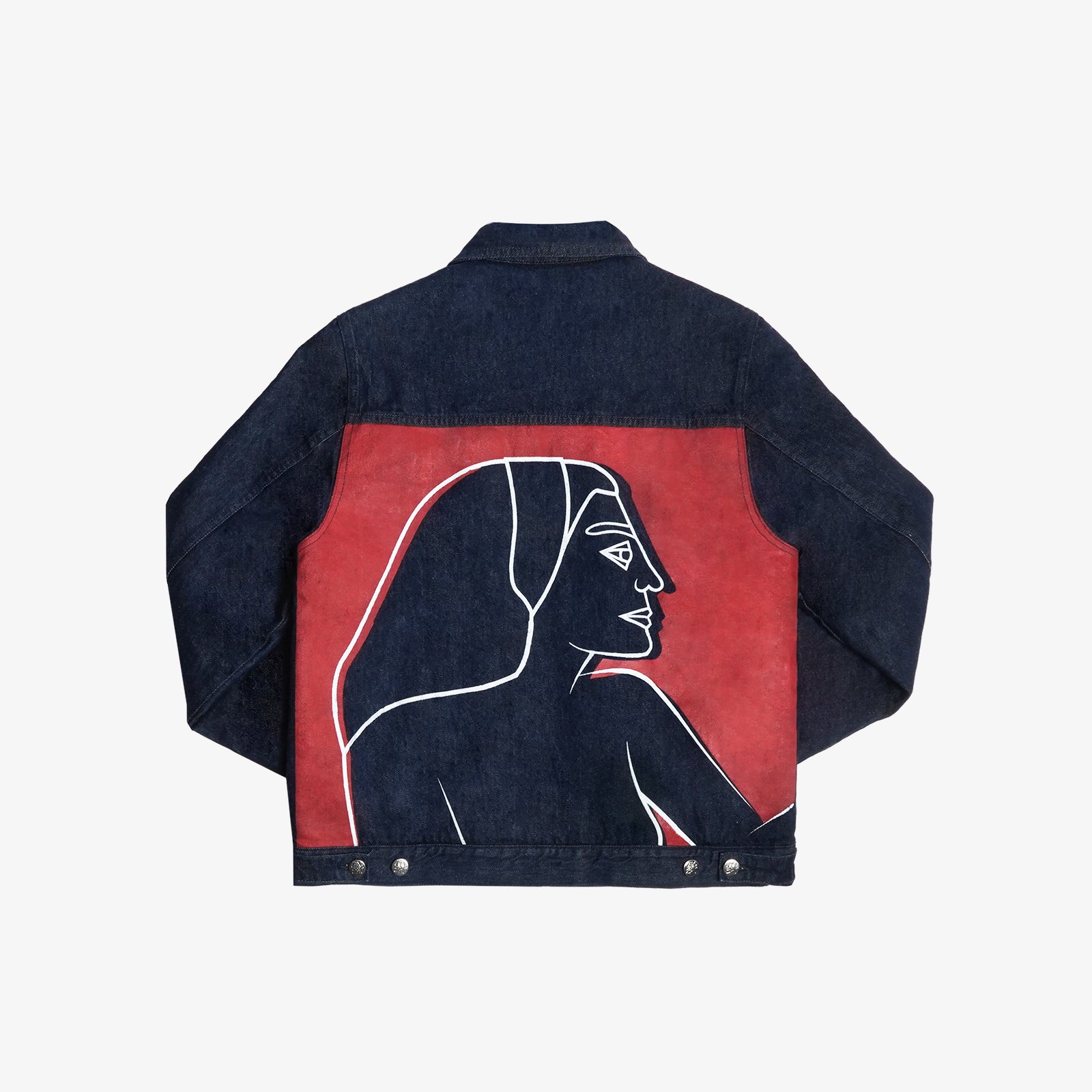 Veste en denim brut doublée en sherpa, alliant robustesse et confort. Ornée d’impressions sérigraphiques sur la poitrine et le dos, ses aplats rouges et lignes blanches s’inspirent directement de la fresque Avec Vous. Le denim bleu indigo 100% coton est sublimé par des surpiqûres ton sur ton, offrant un équilibre parfait entre design artistique et finition soignée.