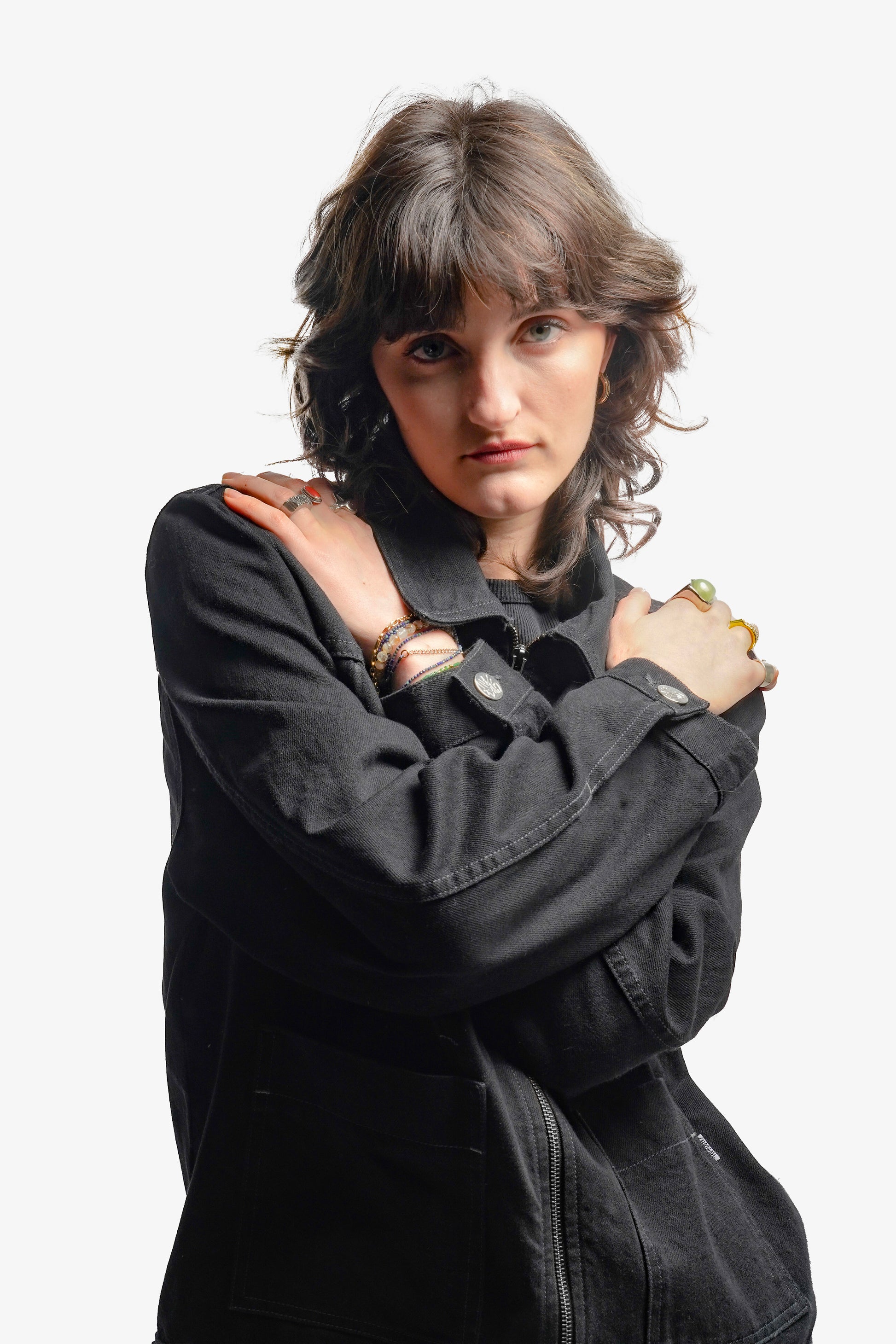 Veste en denim noir à l’inspiration workwear, revisitée avec une approche contemporaine. Son design structuré se distingue par trois poches carrées sur l’avant et des impressions au laser évoquant la fresque Avec Vous. Confectionnée en denim deep black rinse 100% coton, elle présente des surpiqûres en contraste gris, tandis qu’un jacron en cuir embossé noir apposé au dos signe son caractère unique.