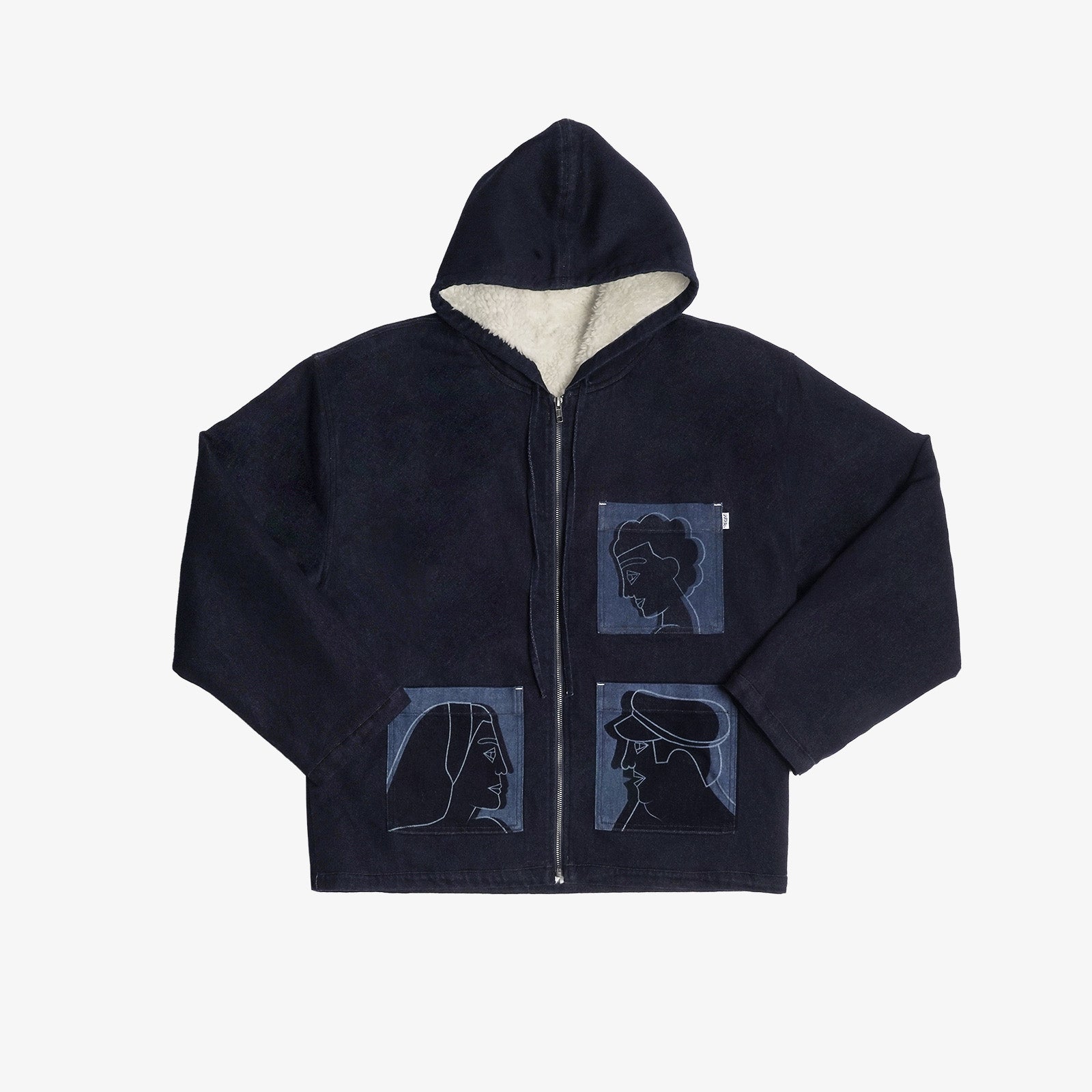 Veste en jogg jeans, confectionnée dans une maille indigo (83% coton, 15% polyester, 2% élasthane) offrant l’apparence du denim avec la souplesse d’un sweat-shirt. Doublée en sherpa pour un confort optimal, elle est ornée d’impressions laser inspirées de la fresque Avec Vous sur les trois poches plaquées avant. Un jacron en cuir bleu indigo apposé au dos parachève son esthétique soignée.