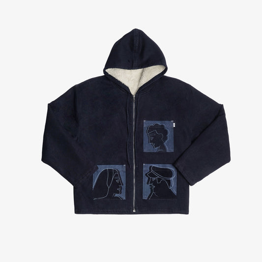 Veste en jogg jeans, confectionnée dans une maille indigo (83% coton, 15% polyester, 2% élasthane) offrant l’apparence du denim avec la souplesse d’un sweat-shirt. Doublée en sherpa pour un confort optimal, elle est ornée d’impressions laser inspirées de la fresque Avec Vous sur les trois poches plaquées avant. Un jacron en cuir bleu indigo apposé au dos parachève son esthétique soignée.