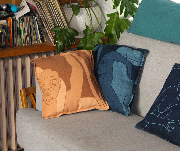 Coussins artistiques en denim et autres imprimés au laser de la marque atelier chazeau.Véritables objets du quotidien détournés artistiquement, ces créations mêlent art, design et savoir-faire artisanal.