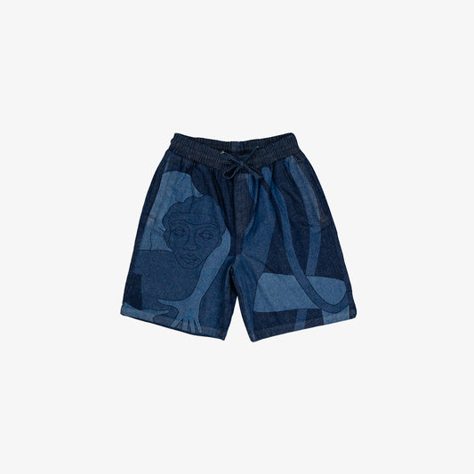 Short large avec dessin au laser en plein sur le devant et la poche plaquée dos, droite au porté. Taille élastiquée. Denim deep indigo rinse, 100% coton. Surpiqûres gros fil ton sur ton.