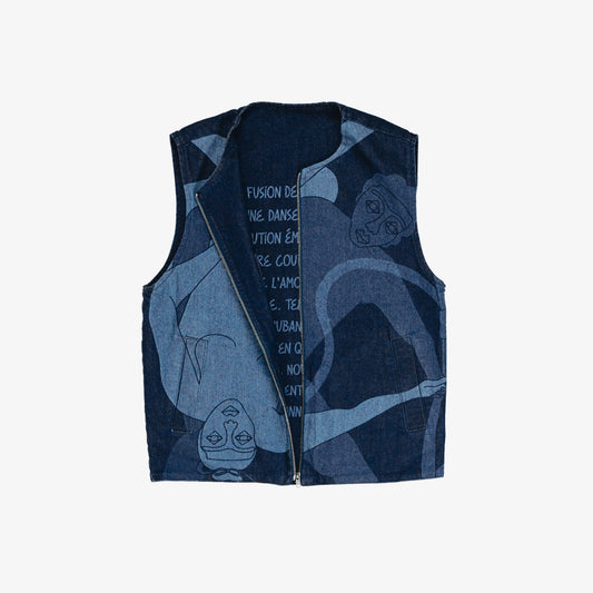 Veste carrée réversible sans manche. Face A, le dessin en plein au laser est placé sur tout le devant, le jacron, quant à lui, est posé en haut, milieu dos. La face B est habillée par le texte "ils étaient une danse" sur le dos du vêtement et sur la poche plaquée devant, côté droit au porté.
Denim deep indigo rinse, 100% coton. Surpiqûres gros fil ton sur ton. Jacron cuir embossés, personnalisés.