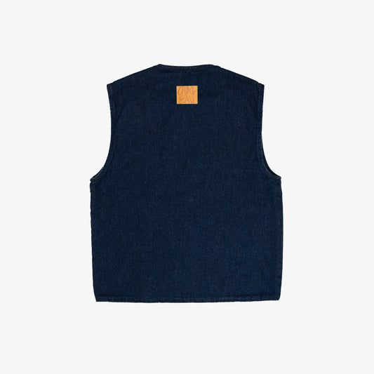 Veste carrée réversible sans manche. Face A, le dessin en plein au laser est placé sur tout le devant, le jacron, quant à lui, est posé en haut, milieu dos. La face B est habillée par le texte "ils étaient une danse" sur le dos du vêtement et sur la poche plaquée devant, côté droit au porté.
Denim deep indigo rinse, 100% coton. Surpiqûres gros fil ton sur ton. Jacron cuir embossés, personnalisés.
