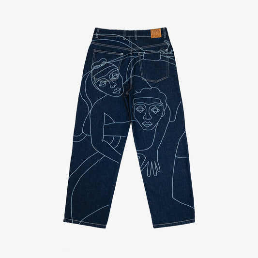 Dessin au trait imprimé au laser placé sur le devant du pantalon.
À poser sur la taille ou descendu sur les hanches pour accentuer le style loose du modèle.
Base tissu : denim deep indigo rinse 100% coton. Surpiqûres contrastées blanc optique. Bouton et Jacron cuir embossé personnalisés Chazeau.