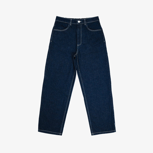 Dessin au trait imprimé au laser placé sur le devant du pantalon.
À poser sur la taille ou descendu sur les hanches pour accentuer le style loose du modèle.
Base tissu : denim deep indigo rinse 100% coton. Surpiqûres contrastées blanc optique. Bouton et Jacron cuir embossé personnalisés Chazeau.