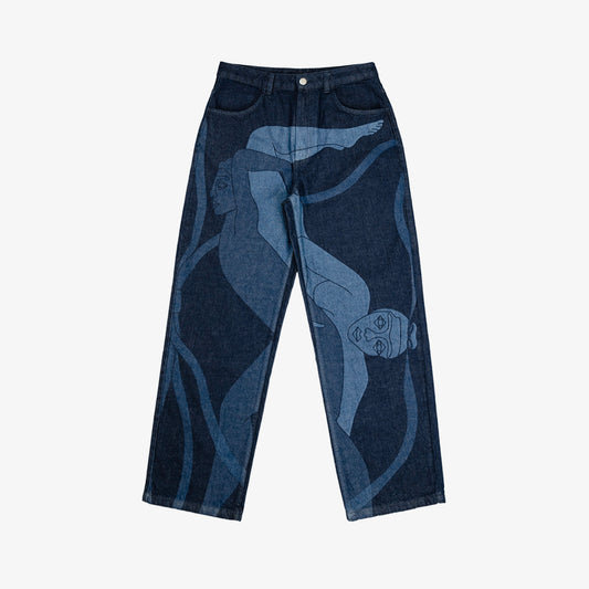 eans confort avec dessin au laser en plein sur le devant et la poche plaquée dos, droite au porté. Denim deep indigo rinse, 100% coton. Surpiqûres gros fil ton sur ton. Bouton et jacron cuir embossés, personnalisés.