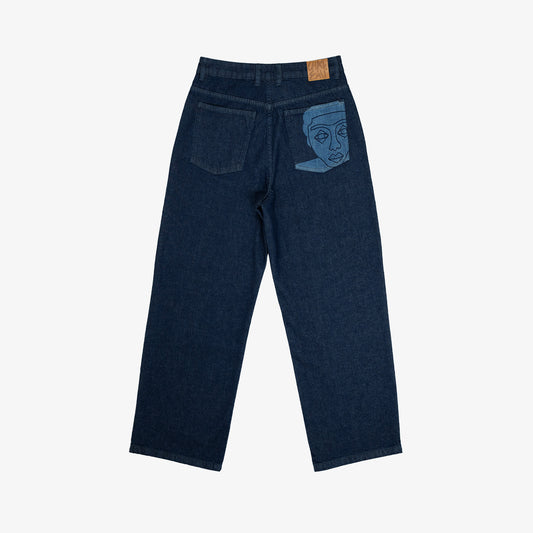eans confort avec dessin au laser en plein sur le devant et la poche plaquée dos, droite au porté. Denim deep indigo rinse, 100% coton. Surpiqûres gros fil ton sur ton. Bouton et jacron cuir embossés, personnalisés.