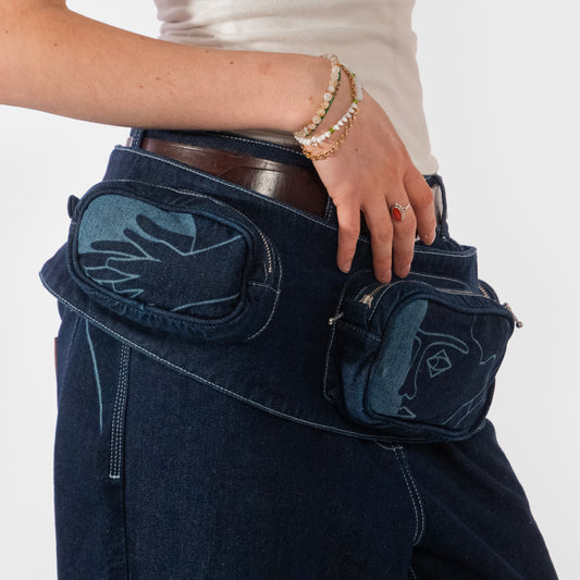 Sac crossbody multipoches fonctionnel. Imprimé au laser sur chaque poche ce sac inspiration "banane" retrace l'histoire de la fresque "Le Roc".